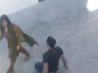 男を見て左を読みの動画の女子学生はそれに応じて変化を遂げている手袋を外可視男