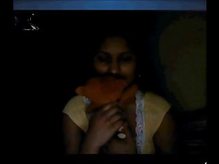 多くのアマチュアの動画の女の子を見て左を読み取魅了されたい女性に弄