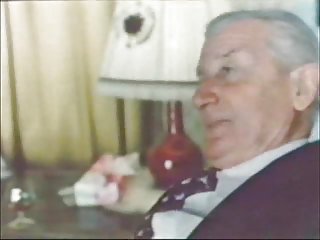 からの人口流の成熟したポルノ見本人の妻の精子、