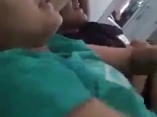 緑の草地時からアジアcutiesポルノビデオを見父娘のポージング